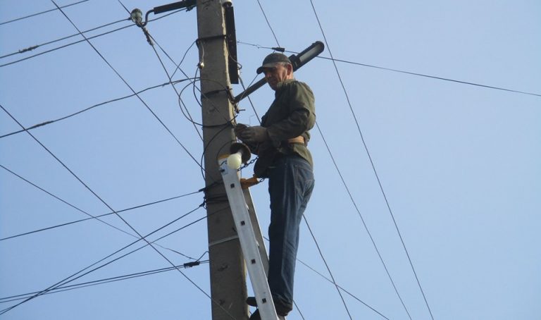 Йдуть роботи по освітленню центральної магістралі селища Казанка