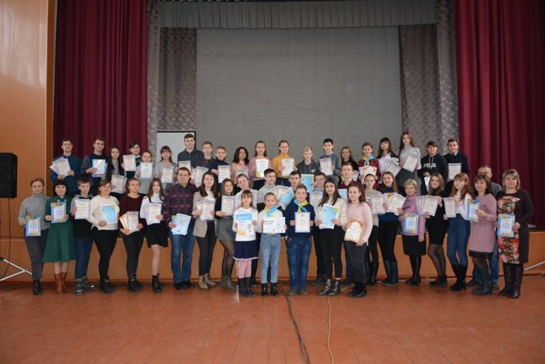 Шкільна громада Першої під час урочистої церемонії привітала переможців олімпіад та конкурсів різних етапів