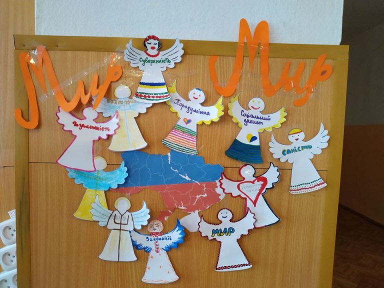 Учні 11-го класу та класний керівник створили колаж “Янголи України”