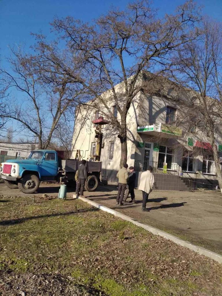 Працівники КП « Добробут» розпочали роботи  по зпилюванню сухих дерев