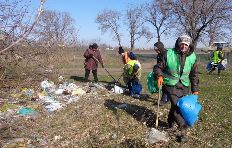 Комунальники міської ради продовжують боротись зі стихійними смітниками