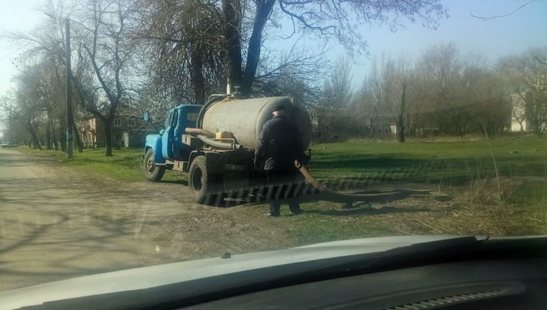 Машина зливає нечистоти в непрацюючу каналізацію майже біля міської ради! Думайте