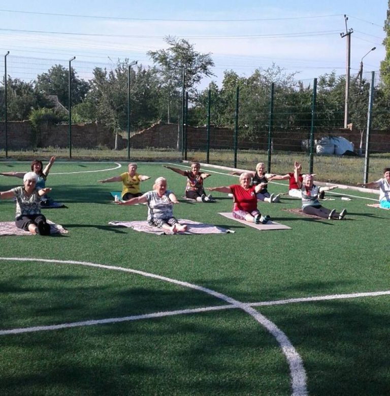 На території Казанки для слухачів “Університет третього віку” проводять лікувальну гімнастику