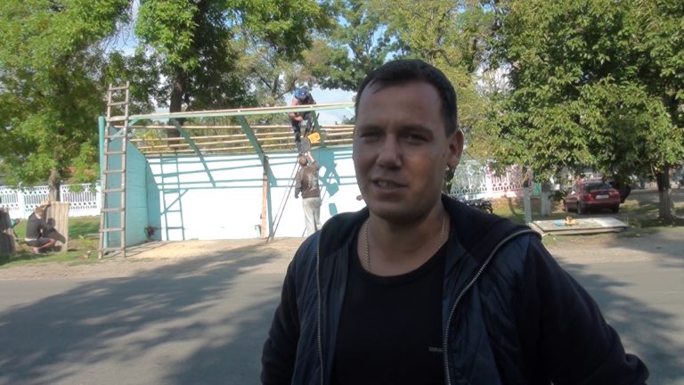 Мешканці селища станційного відновили зупинку зруйновану вітром.