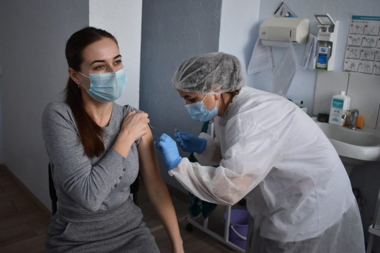 За минулу добу на Миколаївщині щеплення від коронавірусу отримали 210 медичних працівників