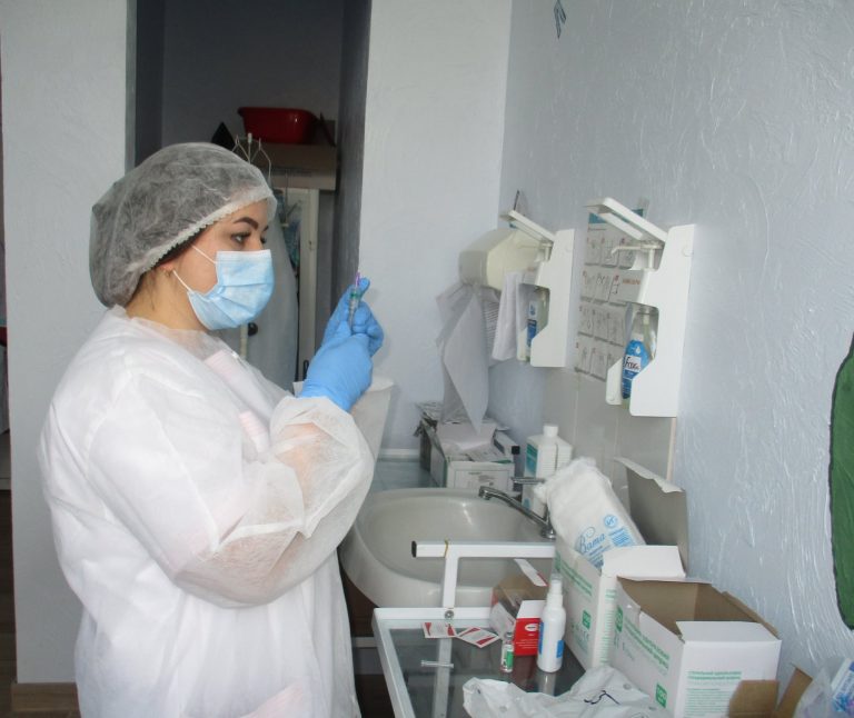 В Казанківській лікарні зробили перше щеплення вакциною Covishield одинадцяти нашим медичним працівникам
