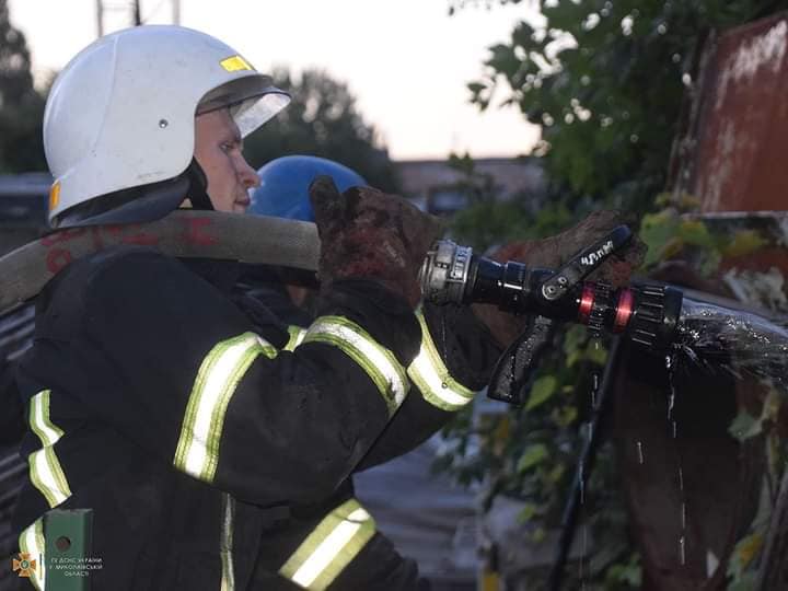 Протягом доби на території Миколаївської області зареєстровано 24 пожежі, 10 з яких виникли в результаті влучення ворожих боєприпасів та уламків від них.
